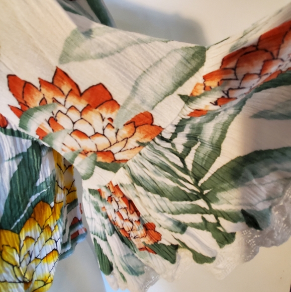 Forever 21 Cropoed tropical Floral blouse - Picture 4 of 5